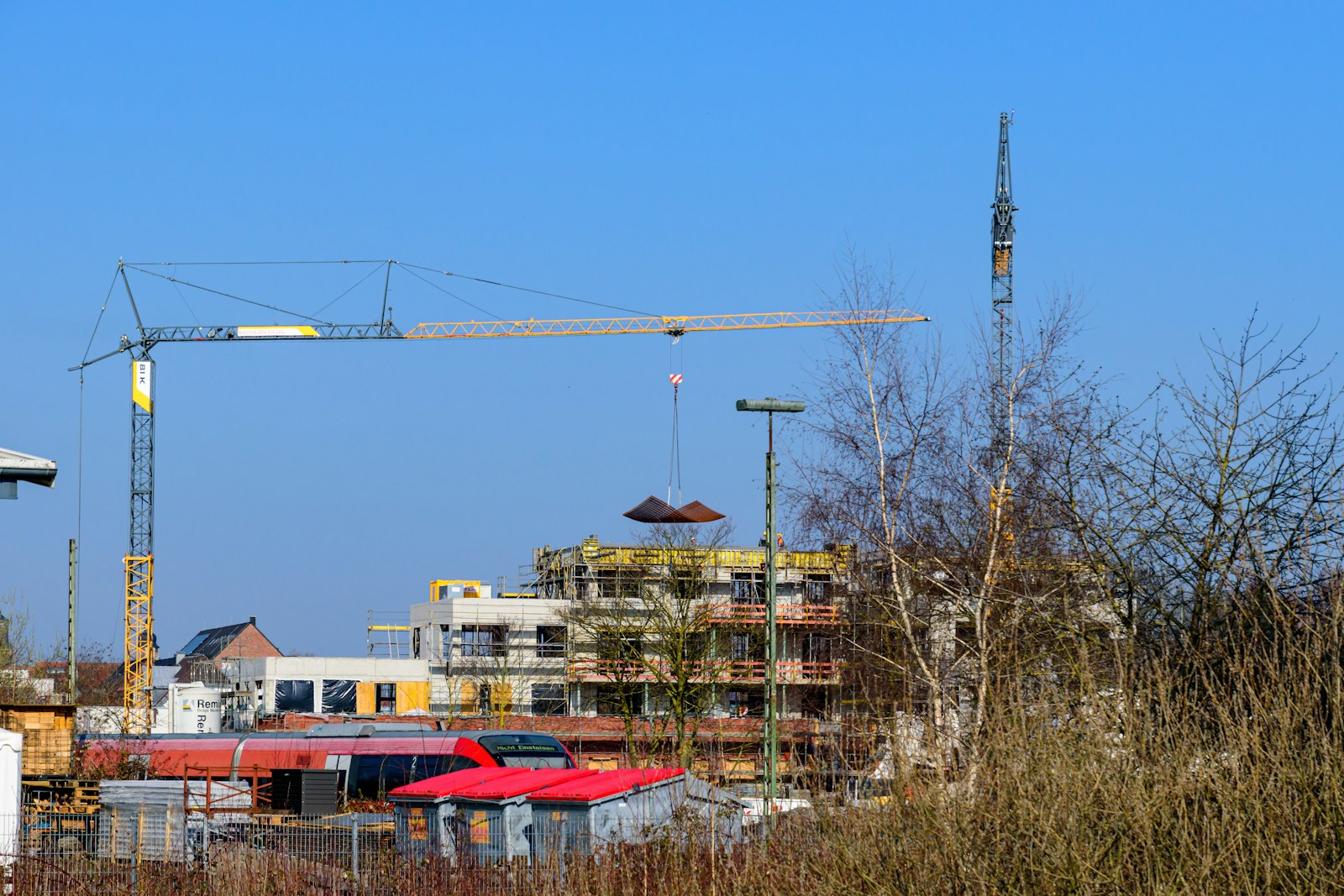 Byggkranar över en generisk industriell byggarbetsplats.