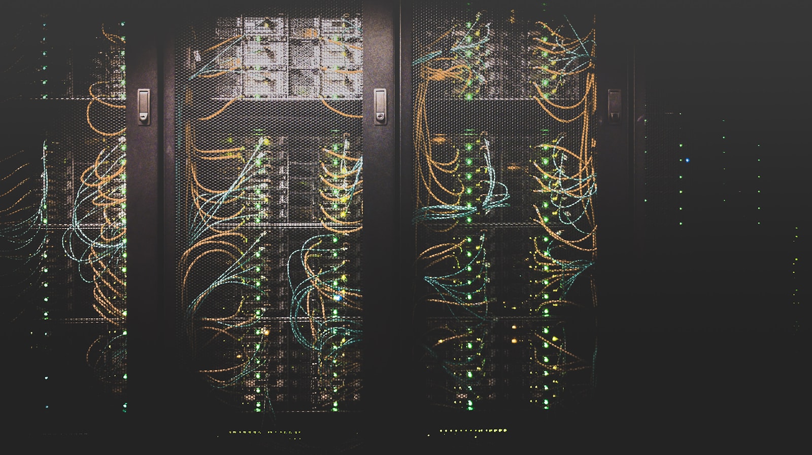 Rader av upplysta serverrack i en datorhallsgång.
